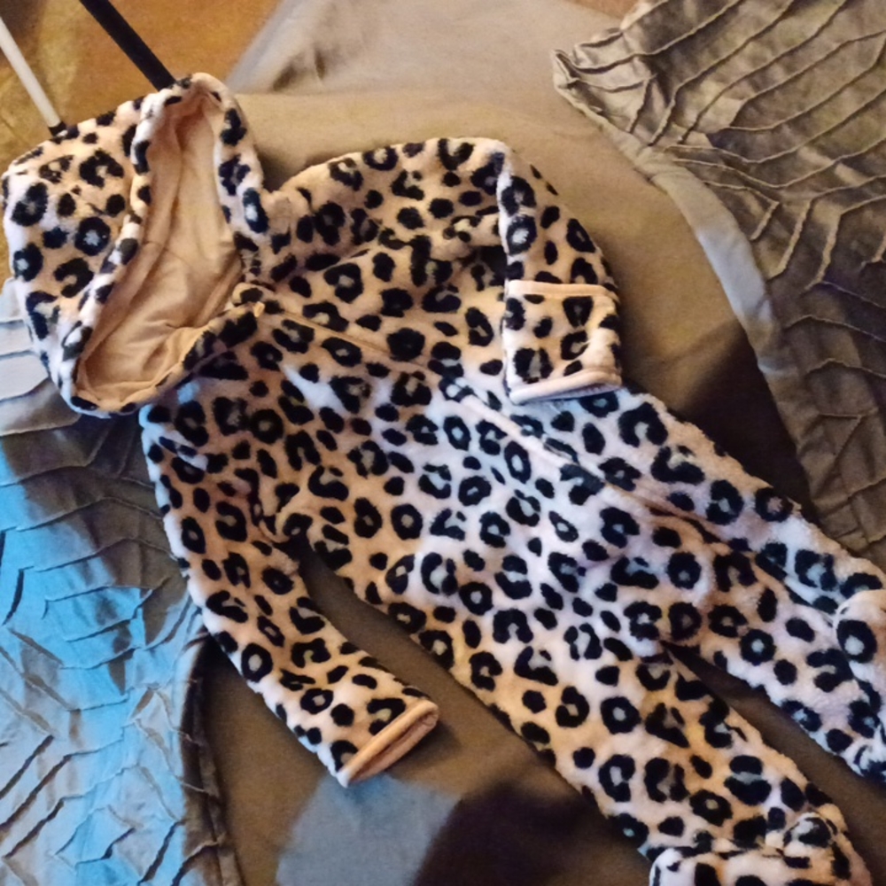 Little Biginnings LightPink&Black Leopard Hooded Footie Plush One Piece. 6-9mths